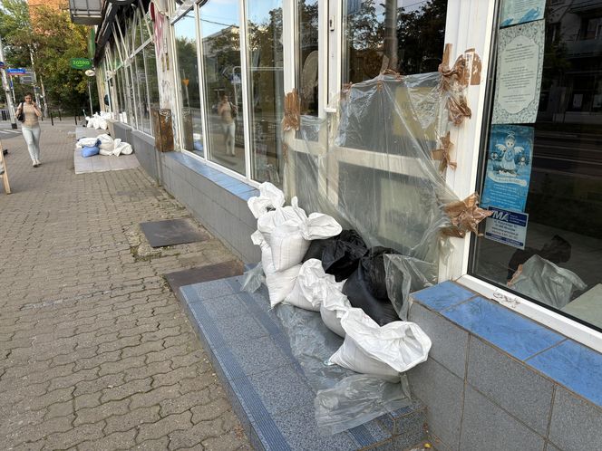 Wrocław szykuje się na powódź. W centrum wszędzie leżą worki z piaskiem