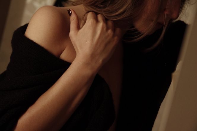 Na telefonie podejrzewanego znaleziono między innymi fotografie wskazujące na dwukrotne seksualne wykorzystanie jednej z dziewcząt