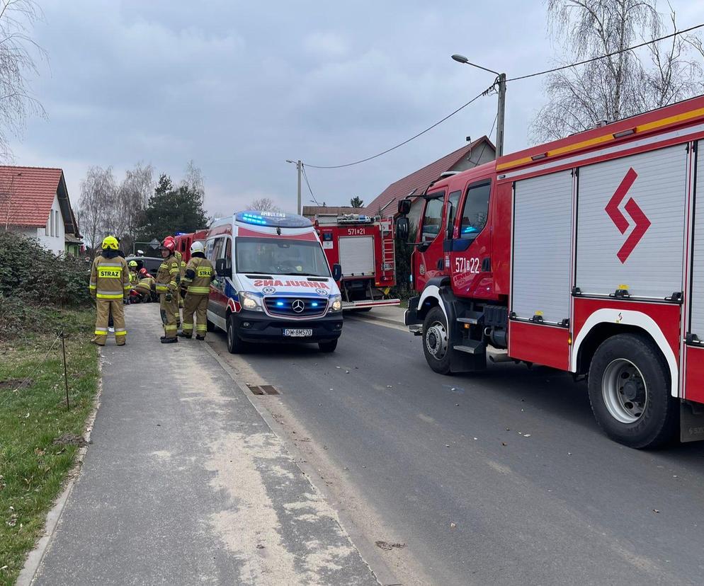 Auto przewróciło się na bok i przygniotło babcię z wnukami