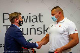 Sportowiec Piotr Kąkol z gminy Obrowo dumą regionu. Gratulacje posypały się w Starostwie Powiatowym