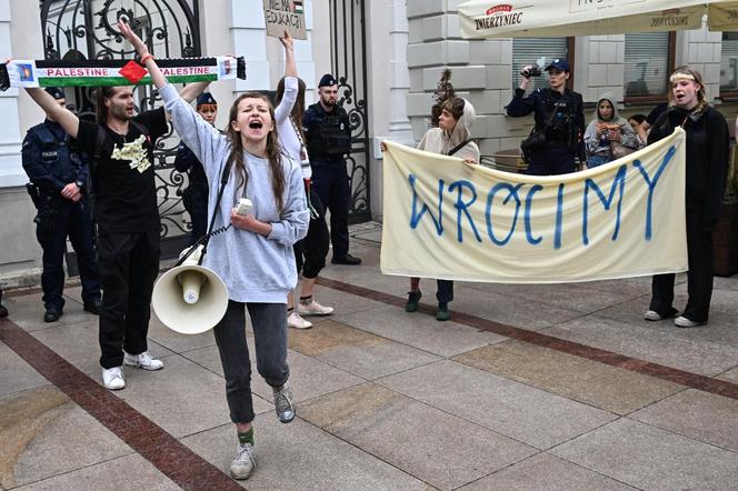 Protest studentów pod bramą Uniwersytetu Warszawskiego 