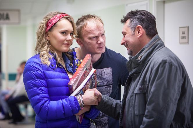 To nie koniec świata 2 sezon odc. 24. Ulka (Magdalena Lamparska), Darek (Eryk Lubos), Kazimierz (Artur Dziurman)
