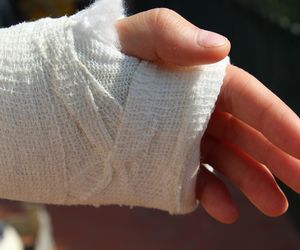 Poślignęła się w pracy i złamała rękę. Skierowała sprawę do sądu. Tego się nie spodziewała!