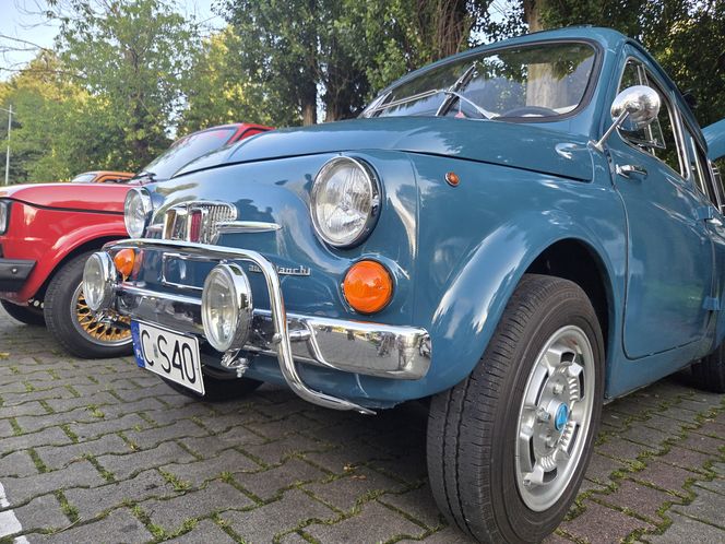 Motoryzacyjne legendy pod Torbydem. "Bydgoskie Klasyki Nocą" znów przyciągnęły tłumy