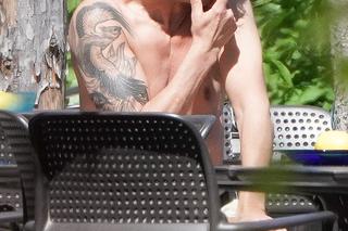 Paul Montana leczy rany na słońcu