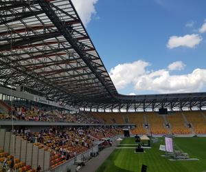 Kongres Świadków Jehowy w Białymstoku. Na stadionie miejskim tysiące uczestników [ZDJĘCIA]