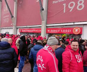 Legia vs. Widzew. Na stadionie w Łodzi zbierają się kibice