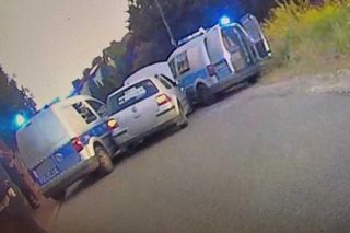 Pijany kierowca przygniótł policjanta do barierek. Szaleńczy pościg ulicami Warszawy 
