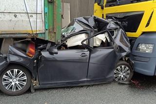 Seat zmiażdżony przez dwie ciężarówki