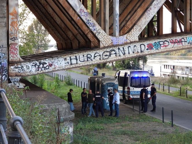 Wypadek na Bulwarach Wiślanych. 15 latka spadła z mostu.