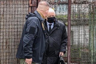 Naczelnik założył maskę