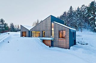 Bryła i wnętrza nietypowego górskiego domu