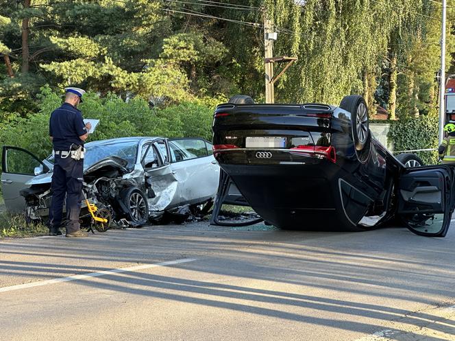 Potworna czołówka pod Legionowem. Roztrzaskane auto dachowało, są ranni