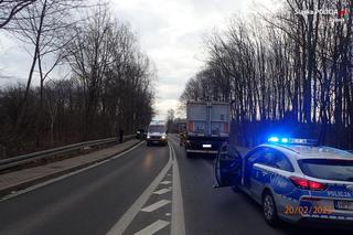 Zderzenie trzech samochodów osobowych i cieżarówki. Wśród poszkodowanych kobieta w ciąży
