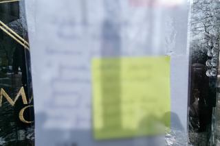  Witryna sklepu oklejona... dokumentami!