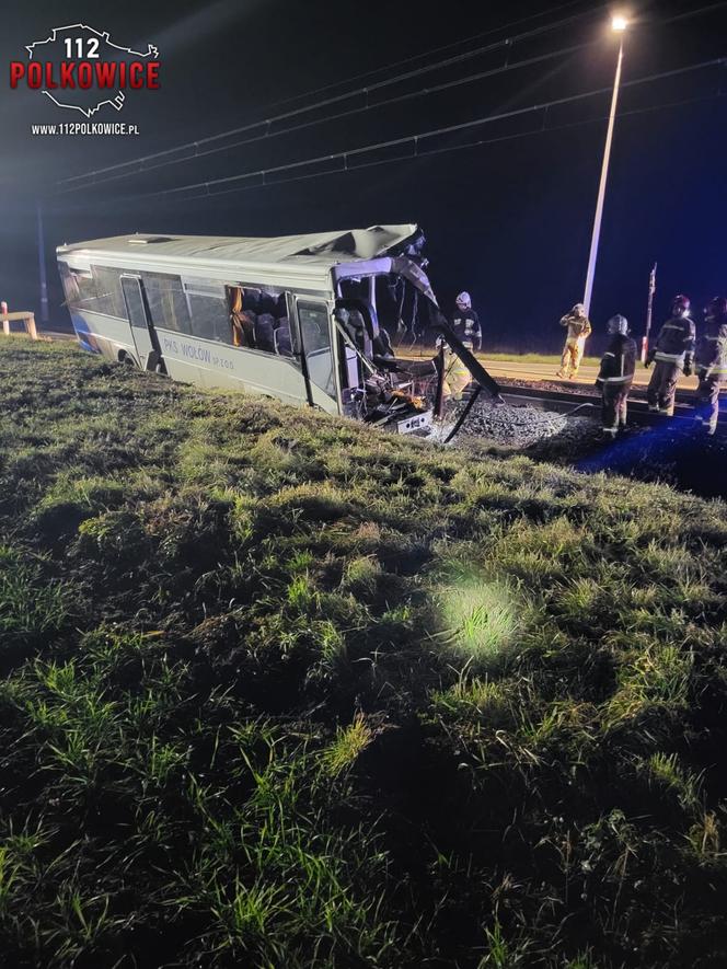 Ścinawa. Tragiczny wypadek autobusu na przejeździe kolejowym. Zginął kierowca