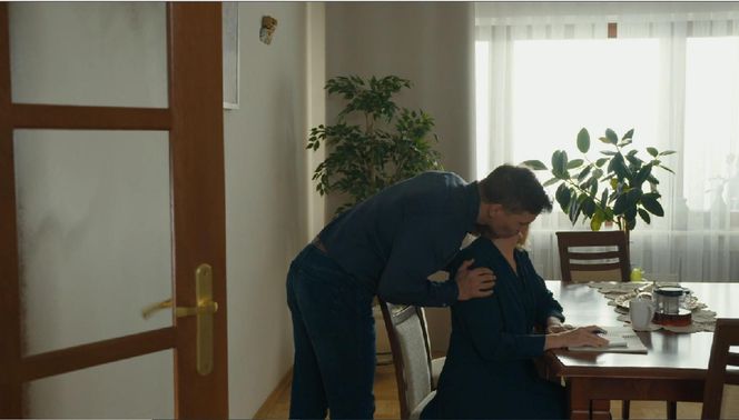 Barwy szczęścia, odcinek 3198. Tomasz (Jakub Sokołowski), Wanda (Maja Barełkowska)