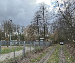 Horror na warszawskiej Białołęce. W budynku obok rozdzielni elektrycznej znaleziono ciało 70-latka