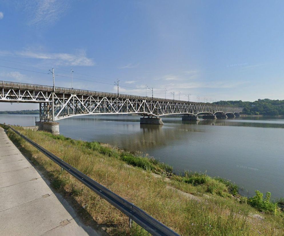 Spadł z roweru i przeleciał przez barierkę na moście w Płocku. Co tam się ustało?!