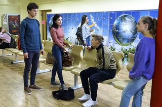 Barwy szczęścia, odc. 2032. Oliwka (Wiktoria Gąsiewska), Tymon (Jakub Wróblewski), Kacper (Jakub Szlachetka), Magda (Natalia Sierzputowska)