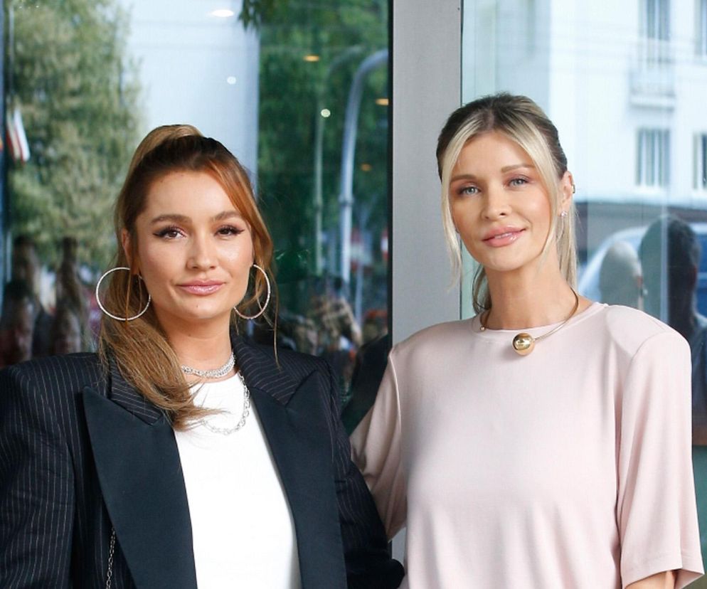 Joanna Krupa z piękną siostrą poszła do TVN. Obłędne nogi odbijały się w lusterku