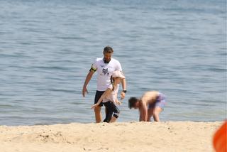 Joanna Koroniewska i Maciej Dowbor z dziećmi na plaży 