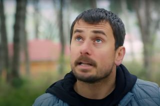 Sila znów wpakuje się w tarapaty. Tym razem utknie na drzewie i spadając... spadnie na Kuzeya. 