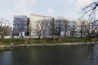 Narodowe Forum Muzykiwe Wrocławiu. Widok od strony Fosy Miejskiej. Fot. Danuta Bator, www.fotopolska.eu