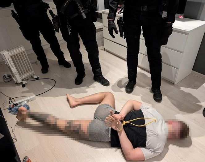 Łódzka policja rozbiła grupę handlującą dopalaczami. Wśród zatrzymanych pseudokibice