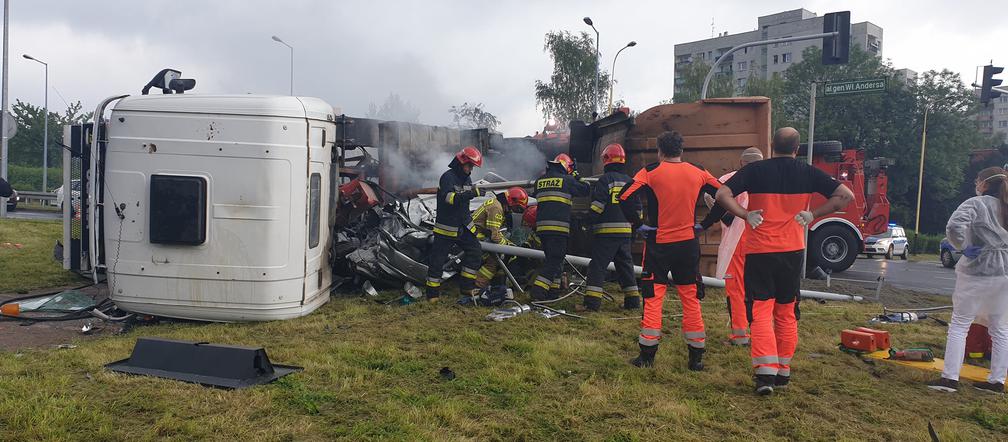 Bielsko-Biała: Straszny wypadek teraz! Ludzie zakleszczeni w aucie. Bez oznak życia