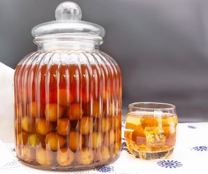 Jak zrobić nalewkę z mirabelek? Najlepszy przepis na złocisty rarytas do spiżarni