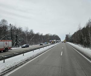 Dwie osobówki zderzyły się na autostradzie A4. Droga w kierunku Wrocławia zablokowana
