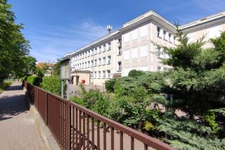 Poważny wypadek przy SP nr 4 w Toruniu. 11-latek wjechał pod samochód. Zdjęcia z miejsca zdarzenia