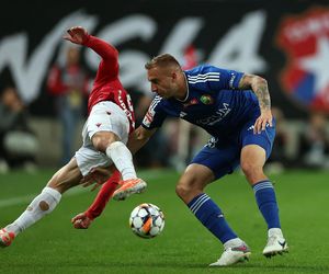 Rafał Mikulec w spotkaniu z Miedzią Legnica nabawił się bardzo groźnie wyglądającej kontuzji. Zawodnik długo opatrywany był na murawie, skąd zabrała do karetka
