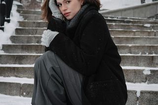 Ciepłe i stylowe. Wełniane spodnie to hit tego sezonu! Zobacz, jak je nosić