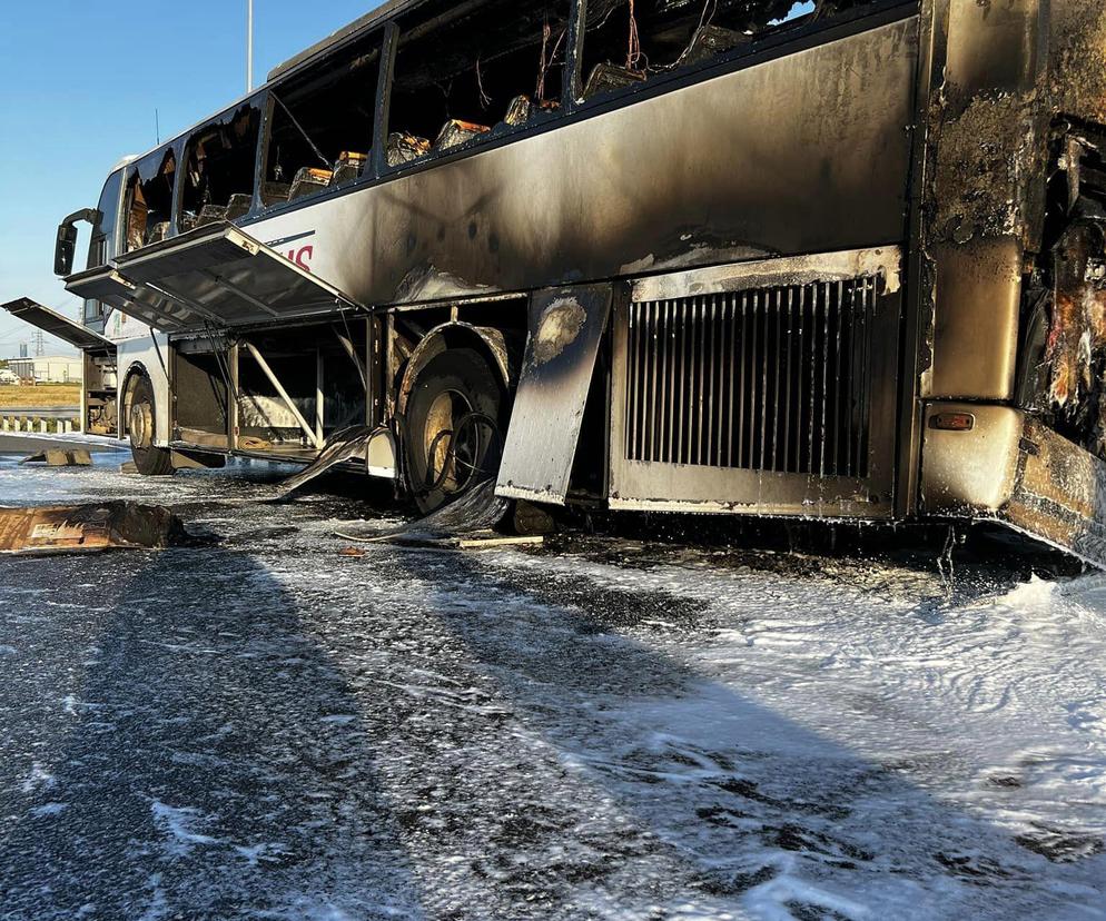 Gigantyczny pożar pod Warszawą. Kompletnie spłonął autobus, którym podróżowało 60 osób