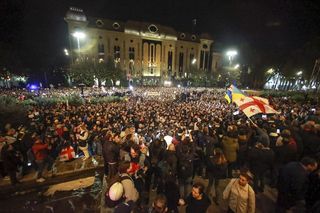 Wielkie protesty  w Gruzji. Tłum wygwizdał Orbana