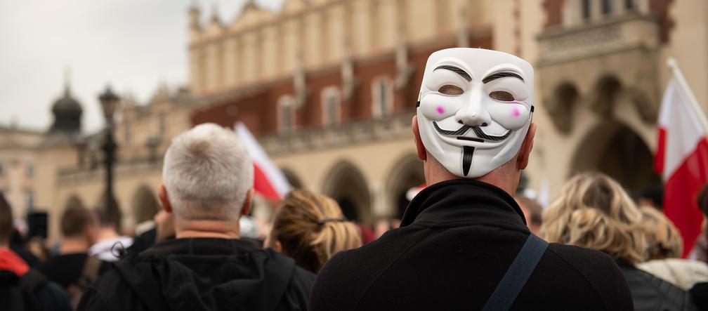 Kraków: Kilkaset osób na Rynku BEZ MASECZEK. Protestowali przeciw „plandemii” [ZDJĘCIA]