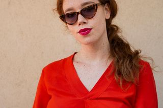 Czerwona koszula będzie hitem jesiennych stylizacji. Jak ją nosić w modny sposób?