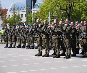 Ponad stu żołnierzy na Placu Solidarności w Olsztynie. Złożyli uroczystą przysięgę [ZDJĘCIA]