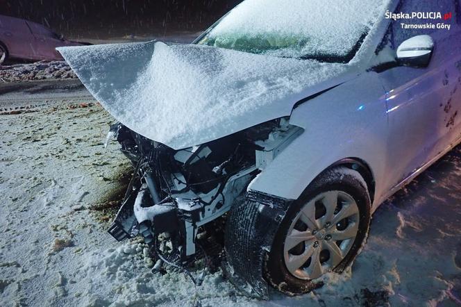 Zawada: Poślizg i zderzenie dwóch samochodów. 23-latka i jej pasażerka w szpitalu