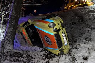 Dramat na DW632 pod Legionowem. Karetka spadła ze skarpy i uderzyła w drzewo