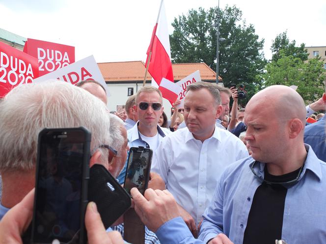 Prezydent Andrzej Duda spotkał się z lublinianami, czekali na niego także tęczowi aktywiści