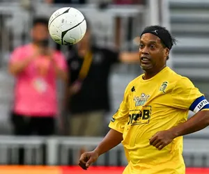 Legendarny piłkarz w ogromnych tarapatach. Policja ściga Ronaldinho. Poważne zarzuty