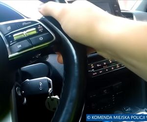 Wrocław. Policjanci rozbili szybę i siłą wyciągnęli 45-latkę z BMW. Nie chciała wysiąść [ZDJĘCIA].
