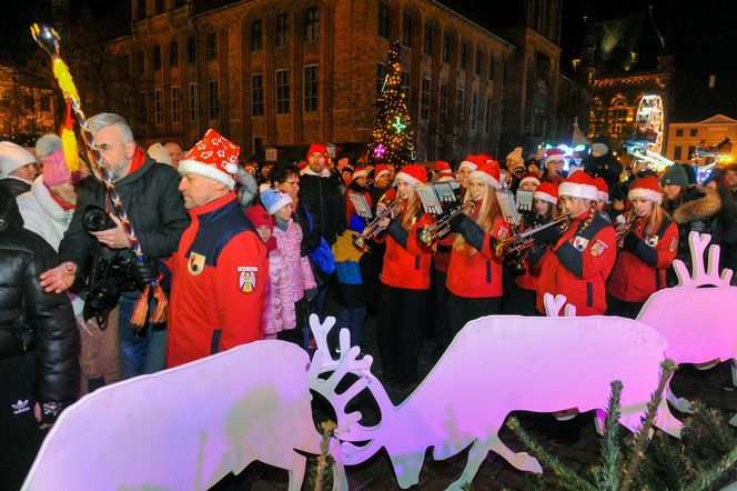 Toruński Jarmark Bożonarodzeniowy 2024. Zdjęcia z pierwszego dnia. Tak wyglądała parada ze św. Mikołajem