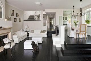 Ten detal robi klimat! Wnętrza z podestem, które zachwycają pomysłem