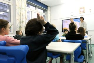 Życzenia na Dzień Nauczyciela 2024. Szczere, piękne wierszyki od uczniów dla pedagogów