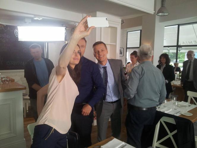 M jak miłość. Anna Wendzikowska, Marcin Mroczek na planie serialu