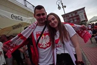 Gorzowianie licznie przybyli na strefę kibica na bulwarze. Deszcz nie pomagał w śledzeniu spotkania